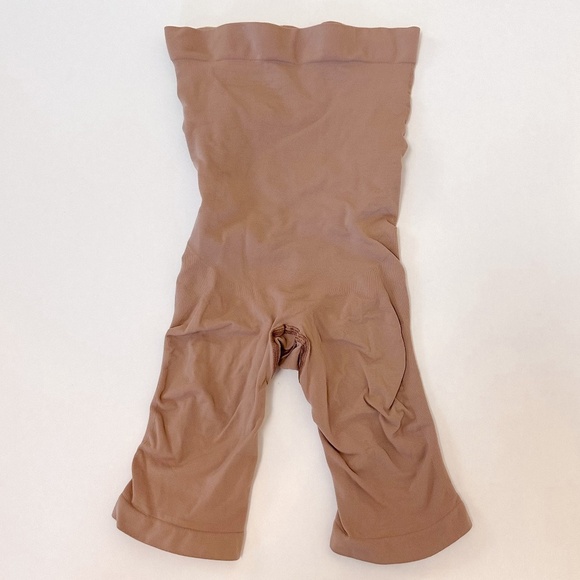 SKIMS Seamless Sculpt High Waisted Above The Knee Short Sienna - Picture 6 of 8